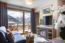 Les Clarines - woonkamer met tv en balkon